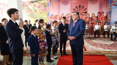 Бедность и безграмотность: Рахмон назвал проблемы таджикской молодежи