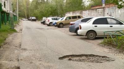 Пензенцы рискуют колесами машин, передвигаясь по улице 8 Марта - penzainform.ru