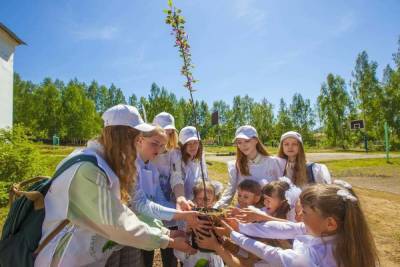 Школьники Карабаша высадили деревья в память о погибших героях ВОВ