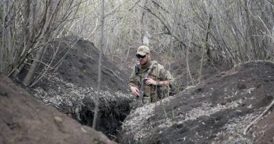 Обстрелы боевиков на Донбассе не прекращаются: двух военных ранено, один — травмирован