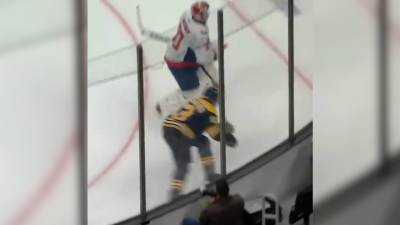Вратарь "Вашингтона" Самсонов был грязно атакован канадцем из "Бостона". Видео