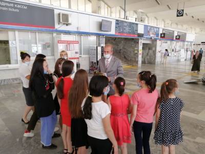 Познавательная экскурсия для воспитанниц социального центра «Улитка» прошла на железнодорожном вокзале Астрахани
