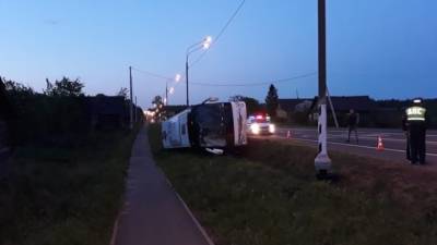Туристический автобус перевернулся под Новгородом, есть пострадавшие