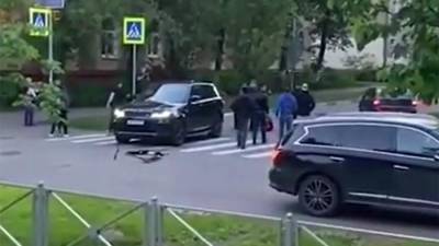 Водитель открыл стрельбу по пешеходам из-за ударившего по машине россиянина