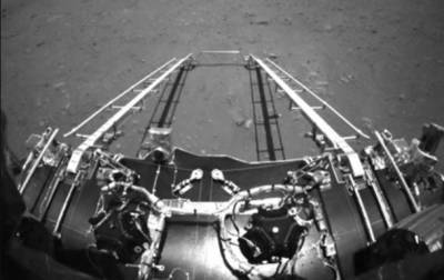 Китайский аппарат Чжужун сошел с платформы на поверхность Марса