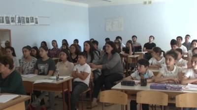 Новости на "России 24". Российские миротворцы передали школьникам в Карабахе компьютеры