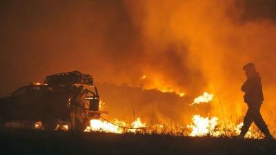 Крупный лесной пожар к западу от Афин не могут потушить третьи сутки