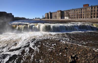 Видео: в Ивангороде запустили Нарвские водопады