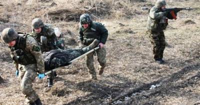 На Донбассе снайпер ранил украинского военного: он в тяжелом состоянии
