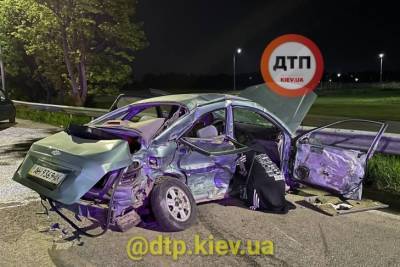 Авто отбросило на 30 метров: под Киевом военный погиб в жуткой аварии