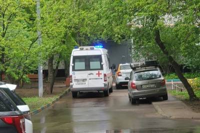 В Москве пациент пытался выбросить врача скорой с 14-го этажа