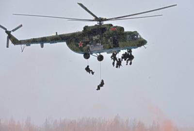 Неудачно десантировались: В России на учениях погибли 2 спецназовца - момент попал на видео