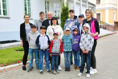 Впервые побывать в зоопарке и сесть за штурвал самолета. Как Белорусский детский фонд помогает воспитанникам детских домов семейного типа осуществлять свои маленькие мечты?