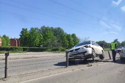 В Рязани на Северной окружной автомобиль повис на ограждении