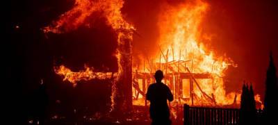 Огонь уничтожил частный дом в поселке Карелии