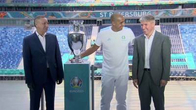 В Санкт-Петербург привезли кубок Чемпионата Европы по футболу