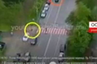В Киеве автомобиль снес женщину с ребенком: момент попал на ВИДЕО