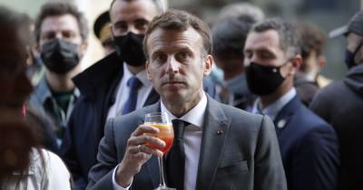 "Будьмо": Макрон под украинский тост поднял бокал за открытие летних террас во Франции