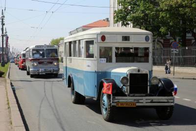 По улицам Петербурга прошли старинные авто, троллейбусы и трамваи
