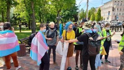 Видео: Митинг за права трансгендеров в Киеве привлек внимание националистов