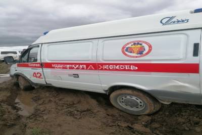 Под Алексином в грязи застряла машина скорой помощи и спасатели
