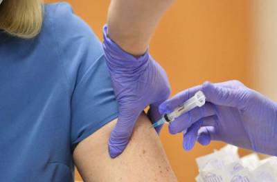 Польша обещает вакцинировать заробитчан из Украины