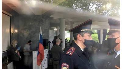 В Великом Новгороде полиция пришла на съезд депутатов