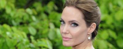 Анджелина Джоли снялась с роем пчел на лице и теле