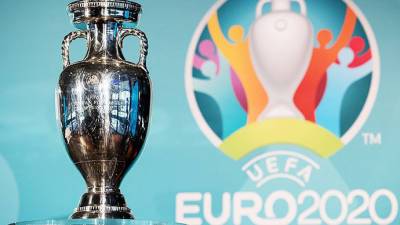 В Санкт-Петербург доставили кубок чемпионата Европы по футболу