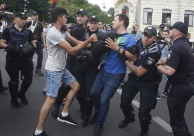 В центре Киева опять сошлись геи с радикалами