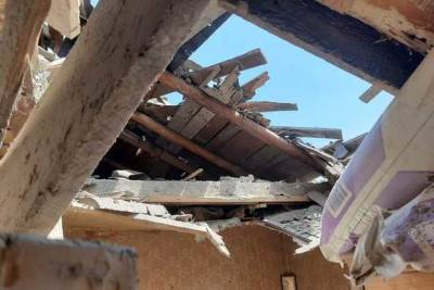 Террористы обстреляли частный сектор Песков: миной разрушен жилой дом, - СЦКК