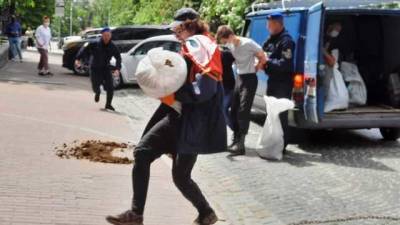 Хотел перебросить мешок с навозом: возле посольства Беларуси в Киеве задержали активиста