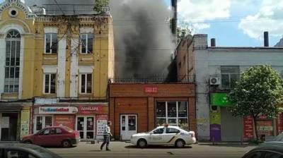 Все в черном дыму: В Киеве вспыхнул пожар на Жилянской