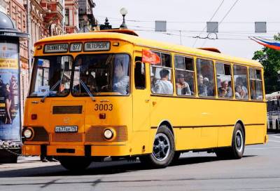Символы советского Петербурга: в Северной столице прошел ретро-парад автобусов