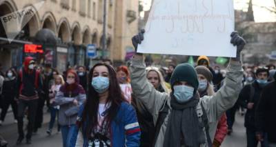 Золушек здесь нет: партия "Гирчи" устроила шествие в Тбилиси против "комендантского часа"