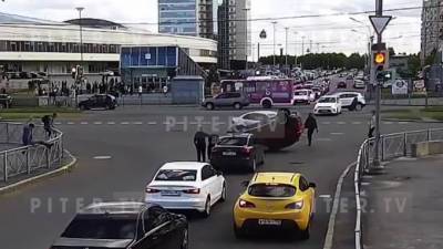 Видео: у метро "Беговая" в результате ДТП перевернулась иномарка