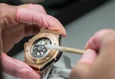 В продажу поступит всего 30 экземпляров: в Швейцарии сделали полностью сапфировые часы. ФОТО