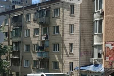 В Киеве заметили опасный для жизни "балкон-невидимку"