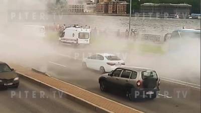 Горящий автобус с детьми на Ушаковской набережной попал на видео