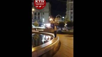 В центре Киева парень помочился в фонтан на глазах у шокированных прохожих