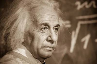 Художница омолодила ученого Эйнштейна и влюбила в него соцсети