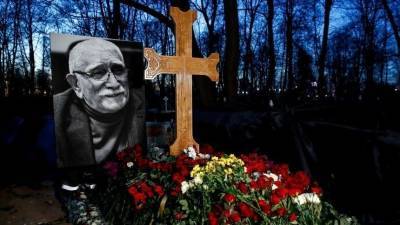 Остался только крест: могилу Армена Джигарханяна сравняли с землей — фото