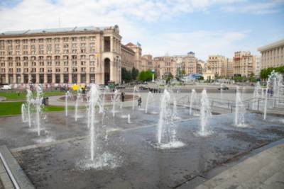 "Как это можно объяснить?": в центре Киева парень на глазах у прохожих справил нужду в фонтан