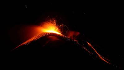 Лава извергающегося вулкана Ньирагонго достигла пределов города Гома