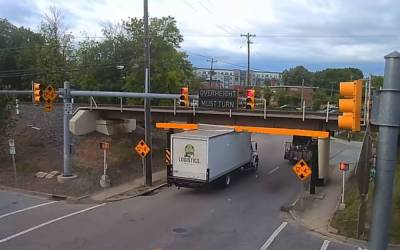 «Мост глупости» вскрыл грузовик, как консервы — видео