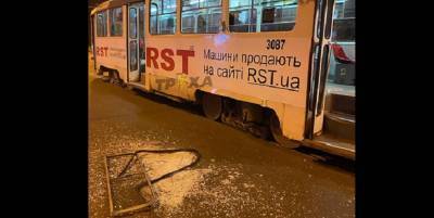 В Харькове на Плехановской двое пьяных мужчин выбили стекла и двери в трамвае - видео - ТЕЛЕГРАФ