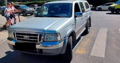 В Сочи водитель внедорожника сбил двух подростков