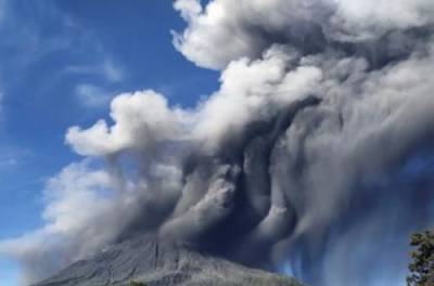 В Индонезии произошло мощное извержение вулкана. ВИДЕО