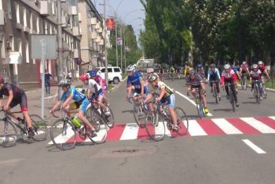 Сотня велосипедистов проехала по Енакиево в кольцевой гонке