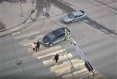 Отец избил водителя, который чуть не сбил его с ребенком на пешеходном переходе (2 фото + 1 видео)